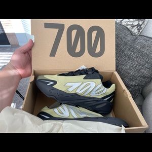 Yeezy 700 MNVN Resin brand new never worn
